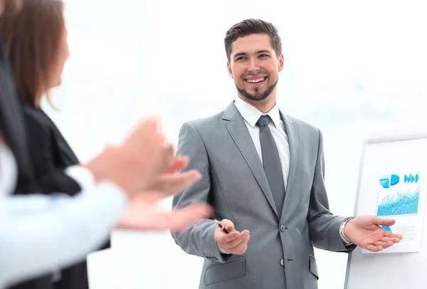 Referent kommuniziert nach der Präsentation mit dem Publikum — Stockfoto