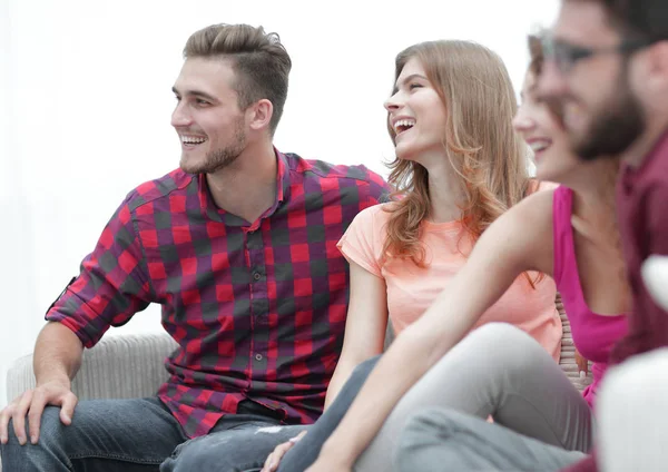 Gruppe fröhlicher Freunde sitzt auf der Couch — Stockfoto