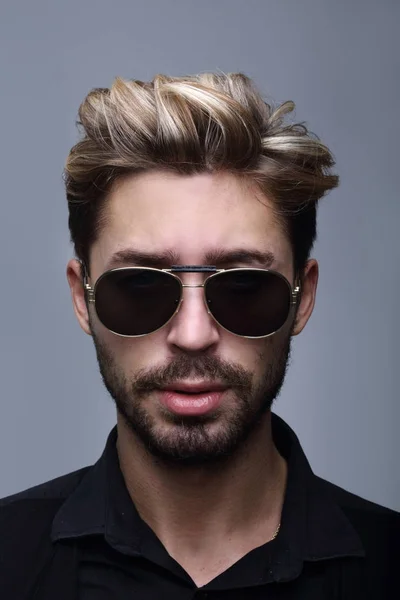 Nahaufnahme Porträt eines gut aussehenden, stylischen Mannes mit Sonnenbrille. — Stockfoto