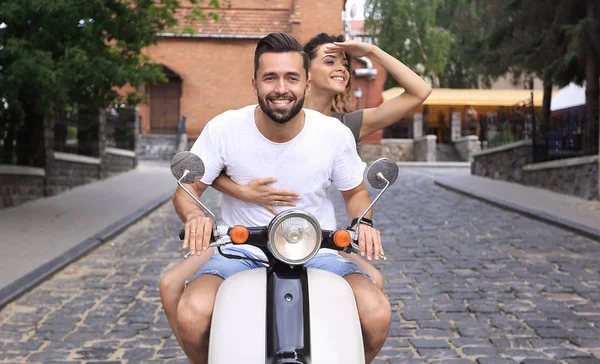 Pareja joven montando moto en la ciudad — Foto de Stock