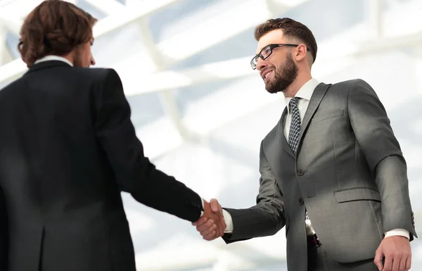 Business handshake e uomini d'affari. — Foto Stock