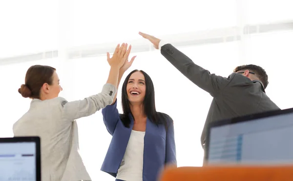 Succesvolle zakenvrouwen motiveer elkaar bij High Five — Stockfoto