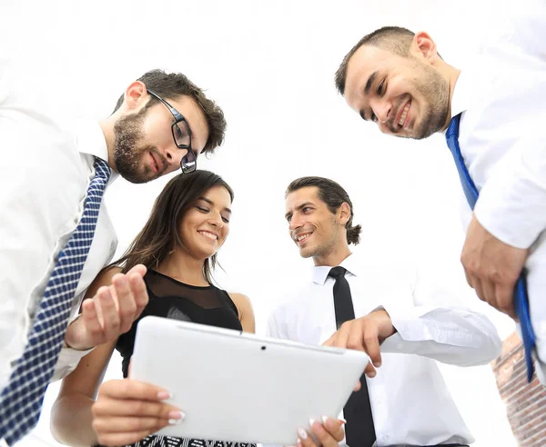 Gente de negocios en la oficina conversando y usando tabletas digitales . — Foto de Stock