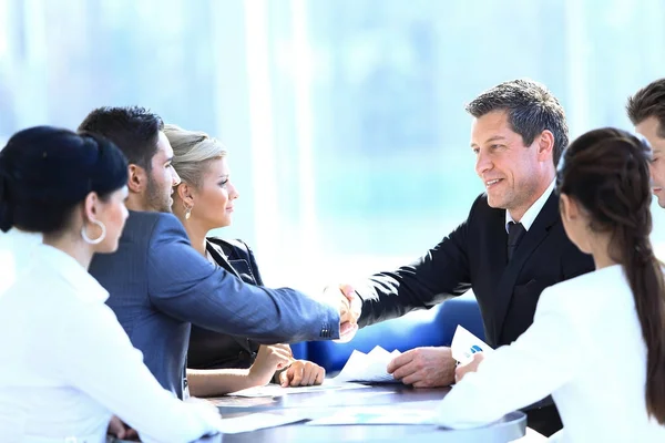 Dos socios comerciales estrechando la mano en la reunión — Foto de Stock