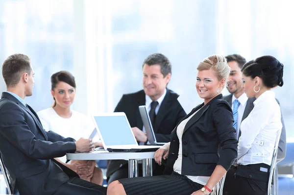 Business Team Discutere idee in Lounge — Foto Stock