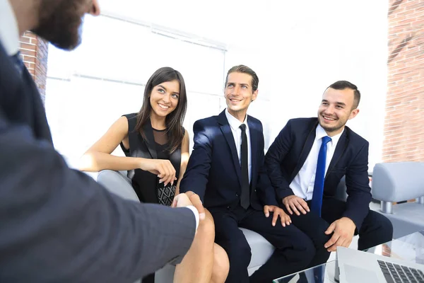 Liderul echipei de afaceri salută clienta strângând mâna în holul biroului — Fotografie, imagine de stoc