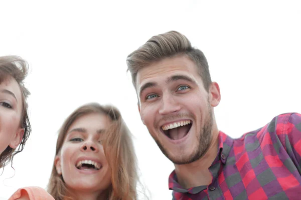 Close-up de três jovens sorrindo em fundo branco — Fotografia de Stock