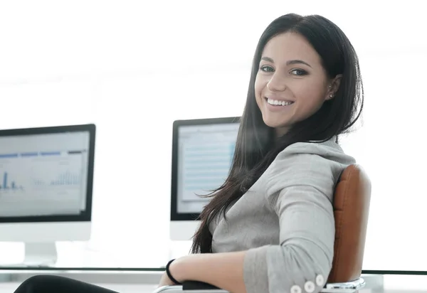 Geschäftsfrau arbeitet mit Finanzdiagrammen am Computer — Stockfoto