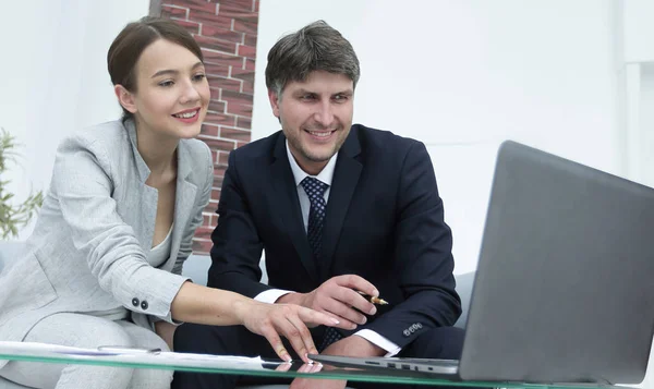 Zakelijke partners analyseren de resultaten van het gezamenlijke werk — Stockfoto