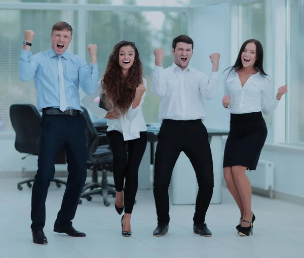 Framgångsrika och självsäker business-team som firar win — Stockfoto