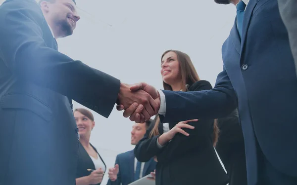 Obchodník potřást rukou uzavřít dohodu se svým partnerem — Stock fotografie