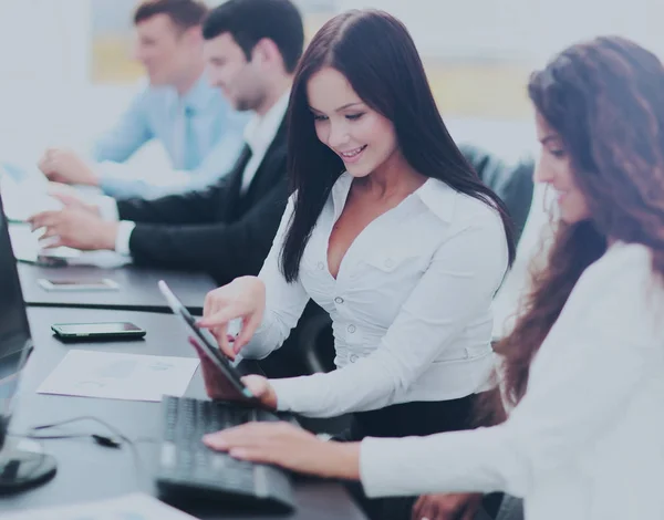 Büroangestellte mit Tablet vor dem Computer, — Stockfoto