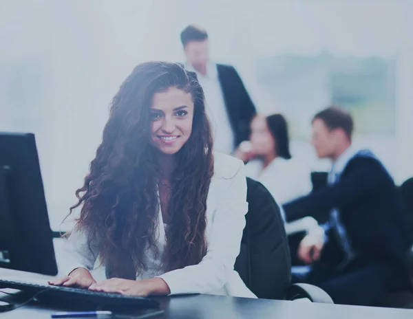 Felice giovane donna d'affari guardando dietro e i suoi colleghi di lavoro — Foto Stock