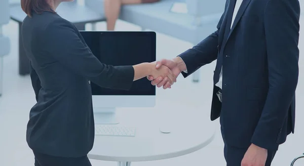 Obchodní handshake v moderní kancelářské — Stock fotografie