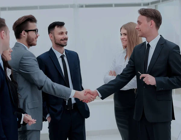 Affärsmän handskakning efter presentation — Stockfoto