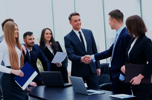 Gente de negocios moviendo las manos — Foto de Stock