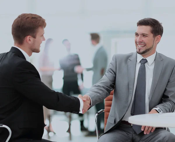 Geschäftstreffen am Tisch mit Handschlag — Stockfoto