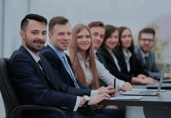 Vertrouwen zakenman kijken camera onder collega 's — Stockfoto