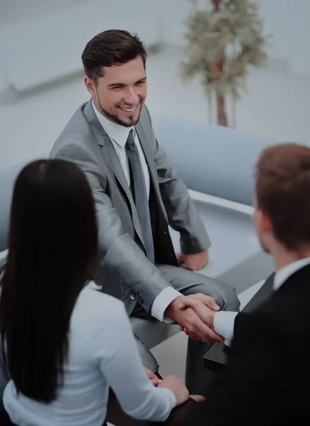 Feliz hombre de negocios sonriente estrechando las manos después de un trato en la oficina —  Fotos de Stock