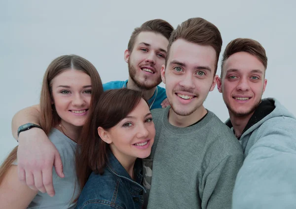 Retrato de un grupo de amigos. los jóvenes están al lado de s — Foto de Stock