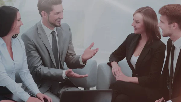 Grupo de jóvenes empresarios reunidos discutiendo crear — Foto de Stock