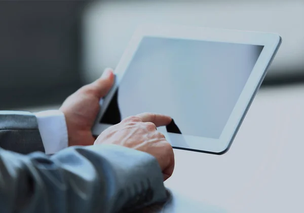 Zakenman maakt gebruik van de tablet in een modern kantoor — Stockfoto