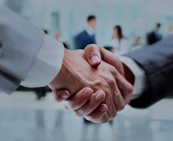 Business handshake e pessoas de negócios — Fotografia de Stock