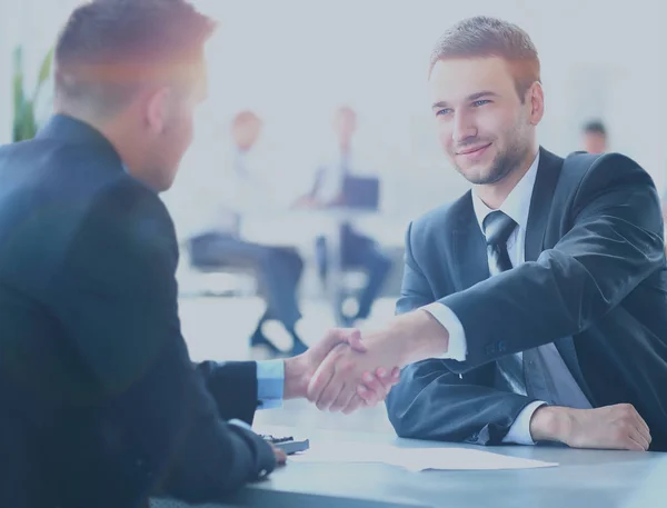 Två affärskollegor skakar hand under mötet — Stockfoto