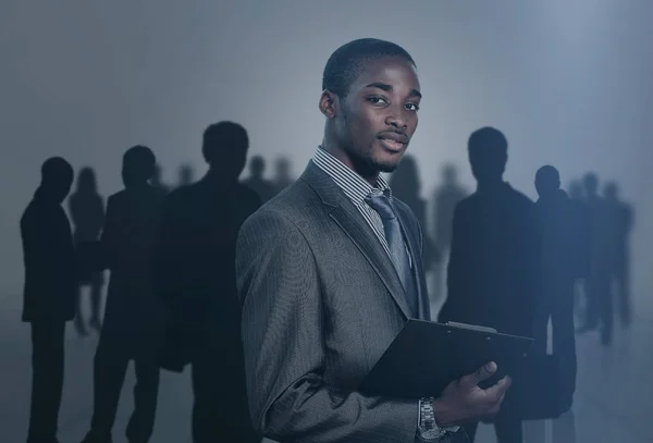 Afroamerikanischer Geschäftsmann mit seinem Team — Stockfoto