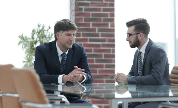Två affärsmän diskutera uppgifter sitter vid office bord. — Stockfoto