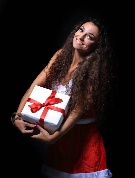 Красива дівчина в подарунковій руці різдвяної шапки, ізольований фон — стокове фото
