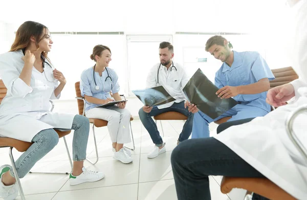 Ομάδα των χειρουργών και ιατρικό προσωπικό που συζητάμε σχετικά ασθενής ακτινογραφία — Φωτογραφία Αρχείου
