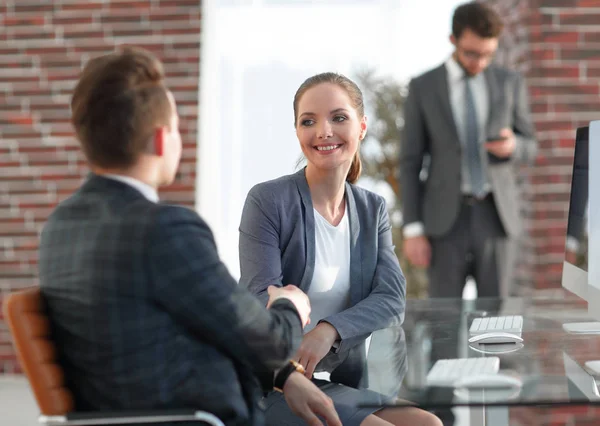 Handshake Manager y el cliente en la oficina —  Fotos de Stock