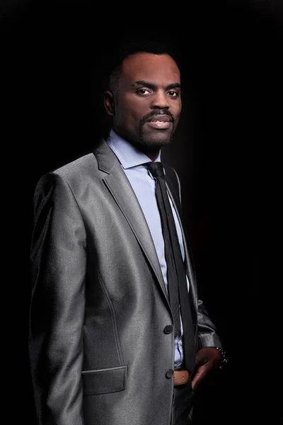 Volwassen zwarte zakenman dragen pak en stropdas — Stockfoto
