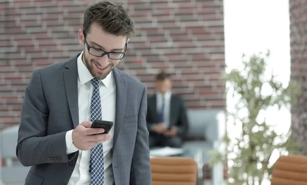 Affärsman läser textmeddelande på smartphone — Stockfoto