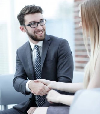 bir Yöneticisi Close-Up düzenli bir müşteri ile el sallar.