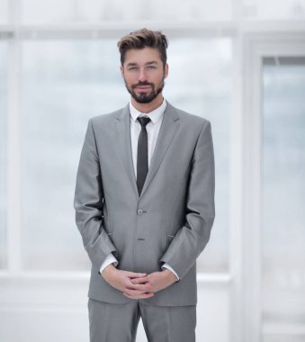 gri takım elbiseli bir genç adam