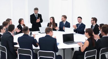 İş adamı müzakerelerde bir öneri üzerine konuşuyor.