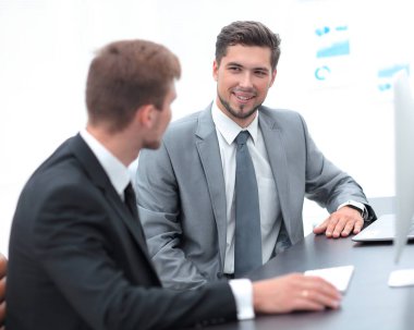 Masada oturan meslektaşı ile Yöneticisi