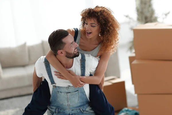 Femme et mari sont heureux de déménager dans un nouvel appartement . — Photo