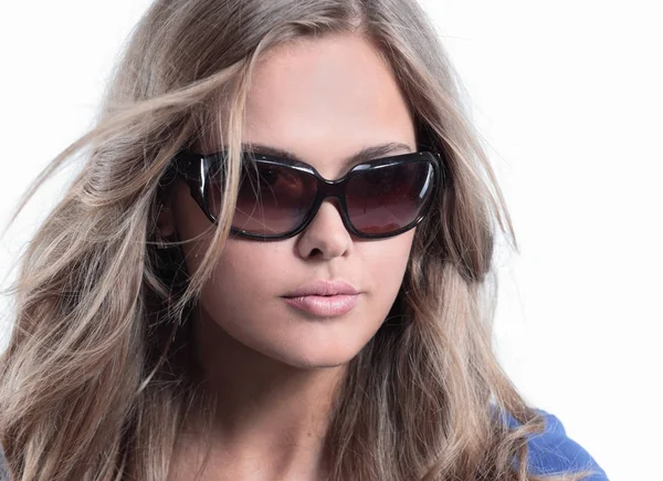 Acercamiento mujer joven con las grandes gafas de sol modernas — Foto de Stock
