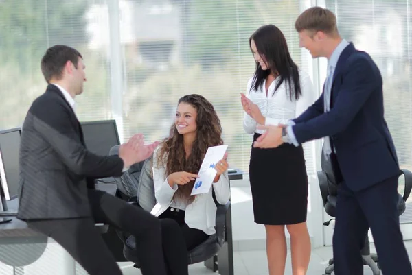 Business-team som applåderar deras prestationer — Stockfoto