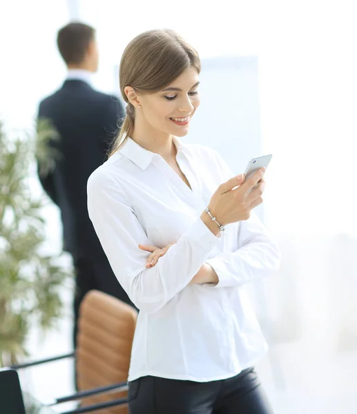 Junge Profis lesen SMS auf dem Smartphone, — Stockfoto