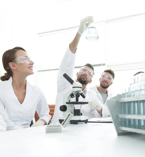 Gruppen av unga arbetstagare arbetar i biokemi lab, — Stockfoto