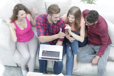 kanepede oturan ve her diğer beş veren iyi arkadaş.