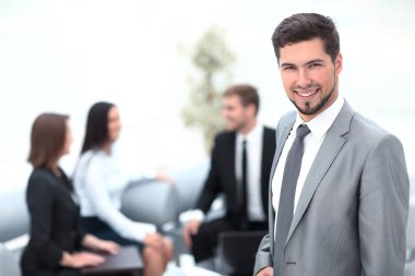 office arka plan üzerinde başarılı işadamı portresi