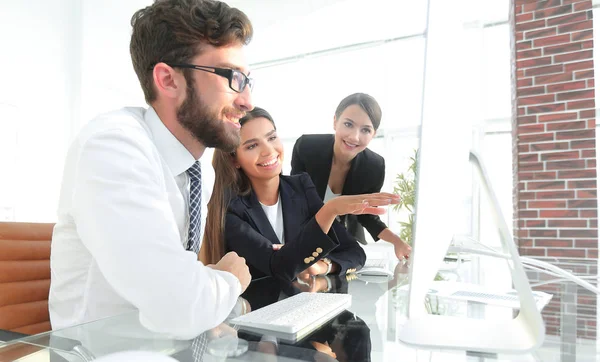 Primer plano. equipo de negocios discutiendo —  Fotos de Stock