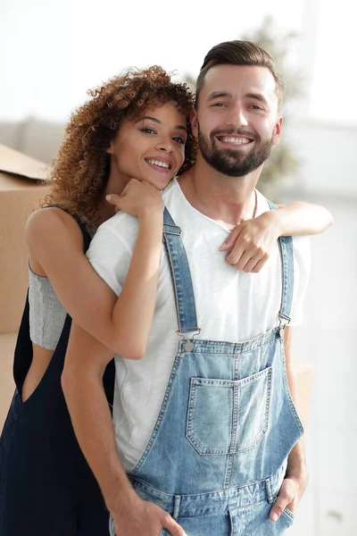 Portrait en gros plan d'un couple nouvellement marié en vêtements de travail — Photo