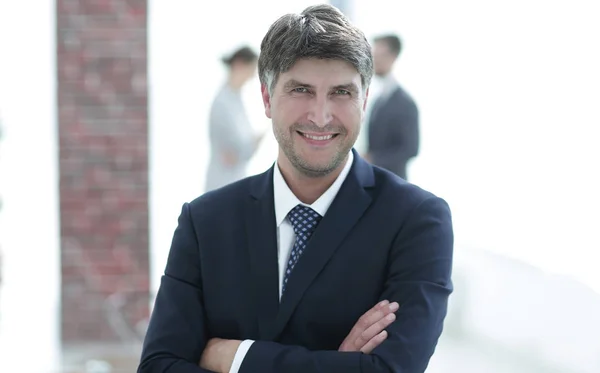 Retrato de empresário confiante no fundo do escritório — Fotografia de Stock