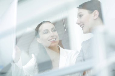 Masa başında oturan glass.colleagues